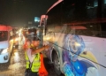 Camión de pasajeros choca con pared de puente en Cancún, 23 pasajeros resultan lesionados