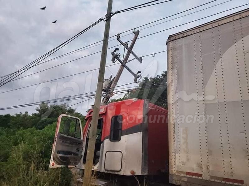 Accidente carretero de Cancún a Puerto Morelos deja por lo menos decena de heridos