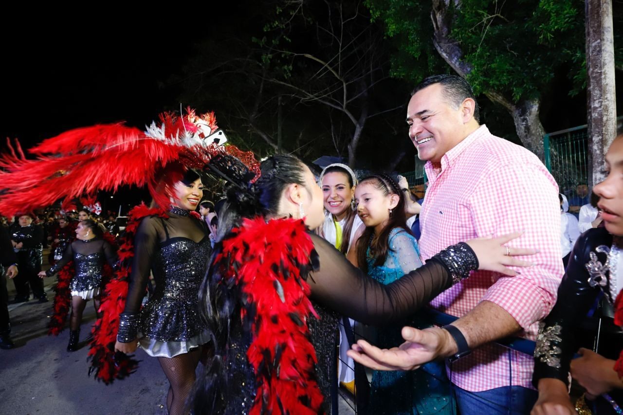 Ciudad Carnaval se ilumina con los colores, el baile y los ritmos del desfile de Fantasía