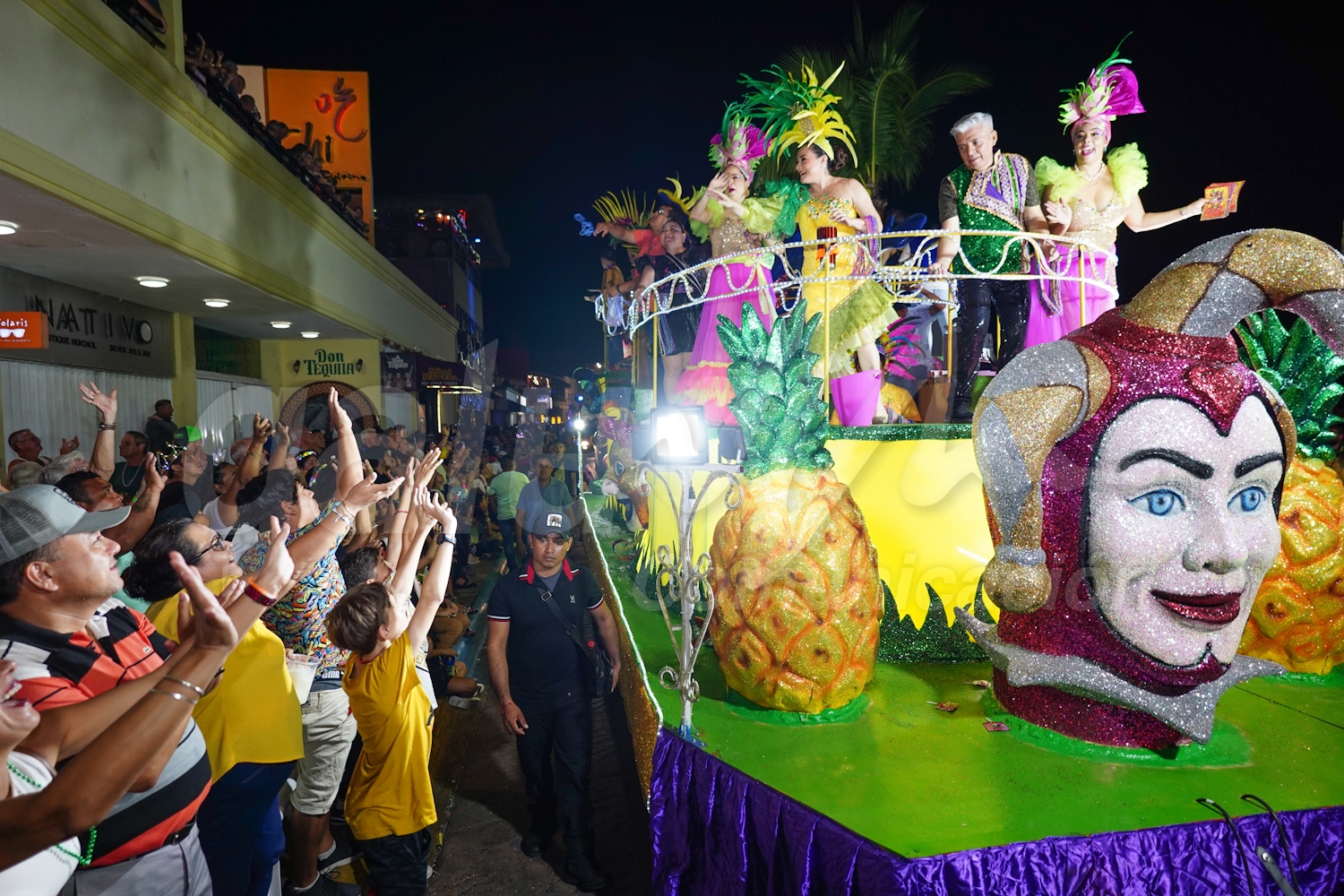 Miles de cozumeleños asisten a paseo de Carnaval