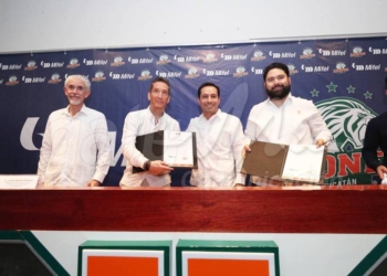 El Gobernador Mauricio Vila estrena uniforme de los campeones Leones de Yucatán