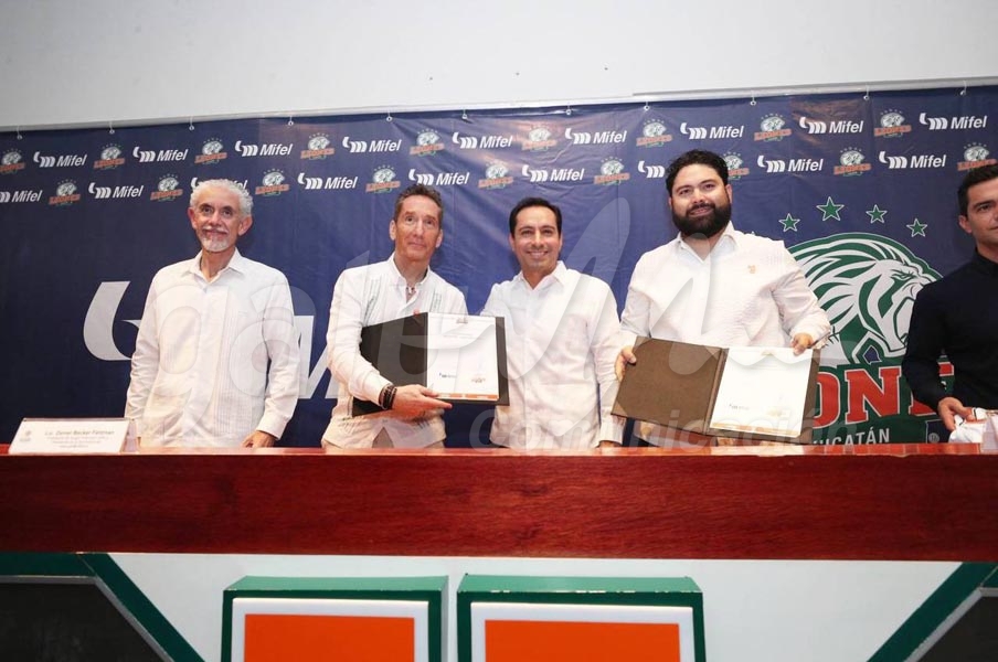 El Gobernador Mauricio Vila estrena uniforme de los campeones Leones de Yucatán