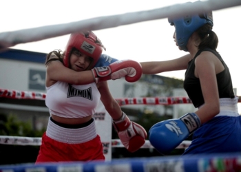 Entretenida velada en Playa del Carmen con 12 combates de boxeo femenil