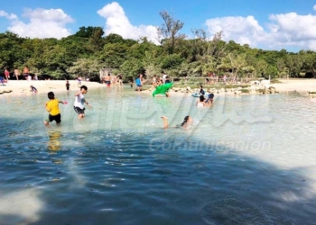 Turistas disfrutan playas sin sargazo