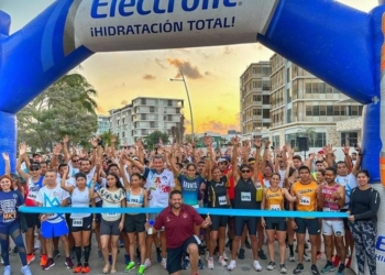 "Lunamieleros" peruanos "roban cámara" en carrera Marina Puerto Cancún