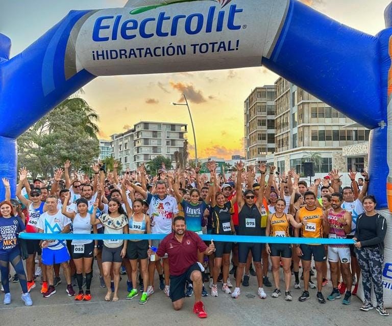 "Lunamieleros" peruanos "roban cámara" en carrera Marina Puerto Cancún