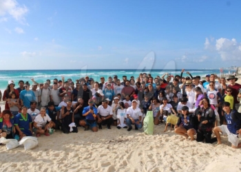 Voluntarios acuden a una jornada de limpieza en Playa Gaviota Azul de Cancún