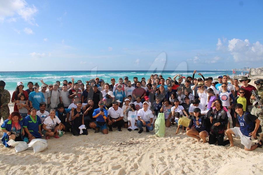 Voluntarios acuden a una jornada de limpieza en Playa Gaviota Azul de Cancún