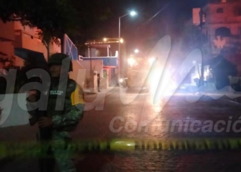 Ejército evacua a turistas por un incendio en una palapa