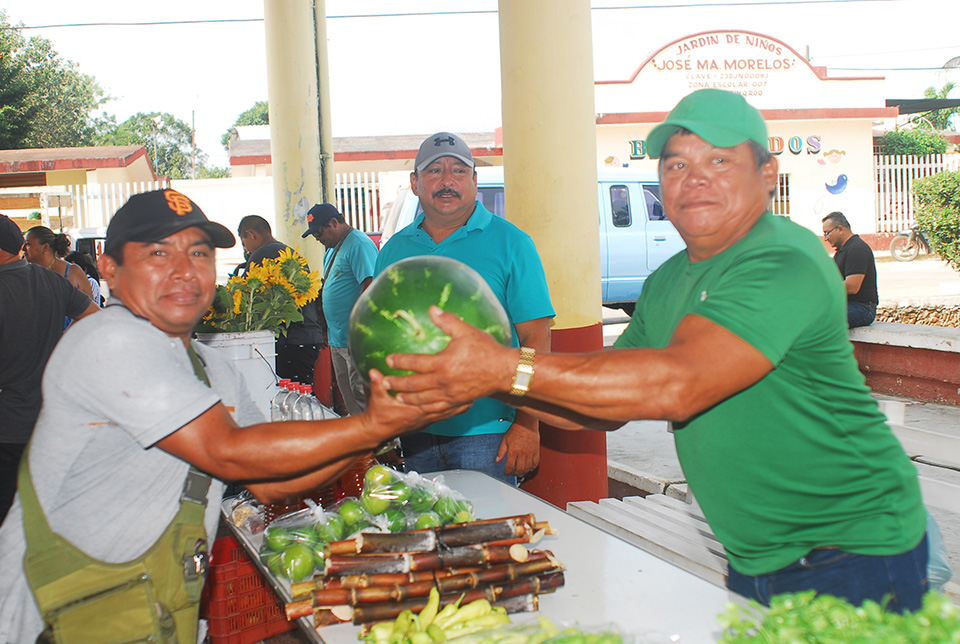 Universidad del Bienestar realiza tianguis "agricultural"