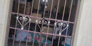 Mujer denuncia que una pareja vive en un mausoleo de su padre en Cozumel