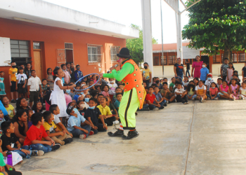 Escuelas de Lázaro Cárdenas celebran anticipadamente a los niños