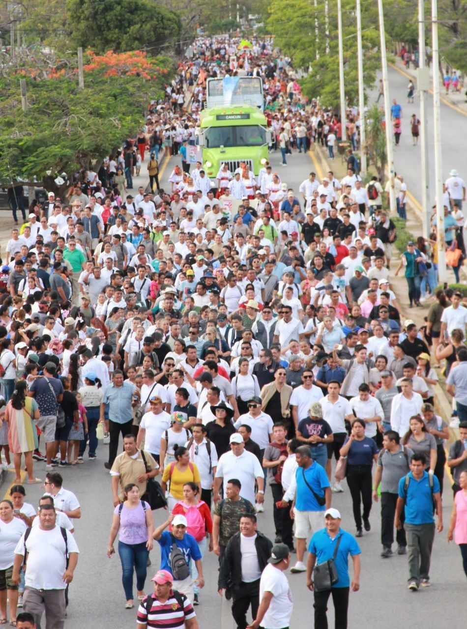 Más de 13 mil personas desfilan  en a aniversario de Cancún