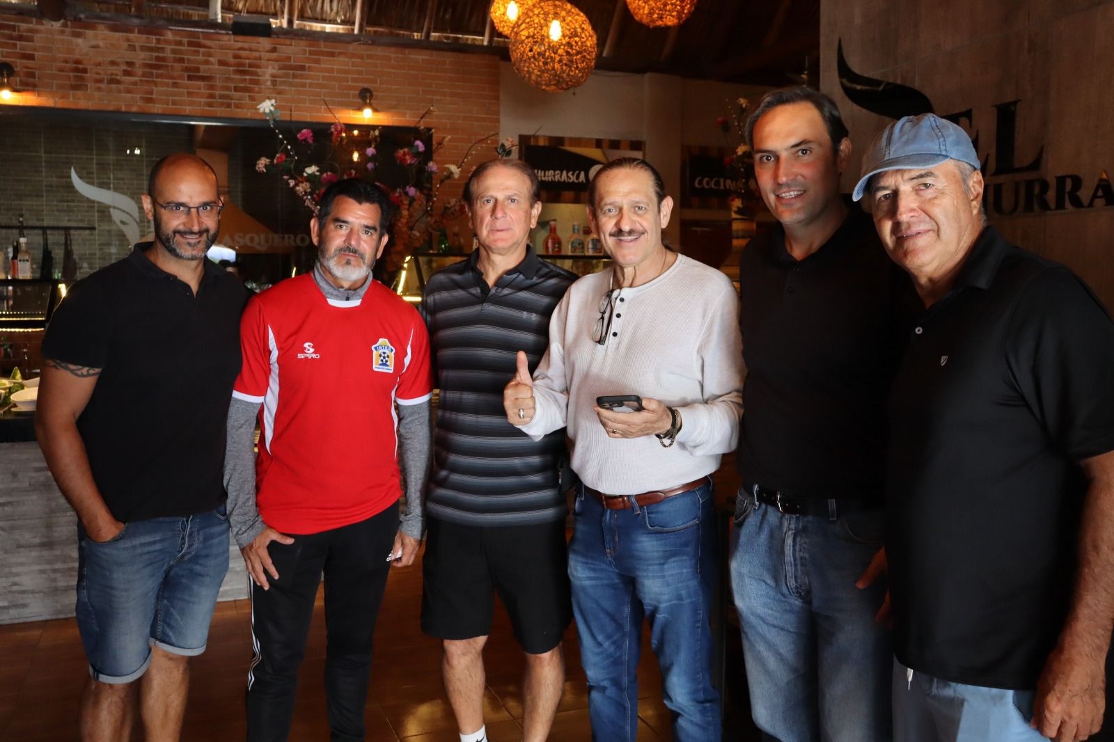 Convive el cómico “Teo” González con jugadores del inter Playa finalista de la Premier