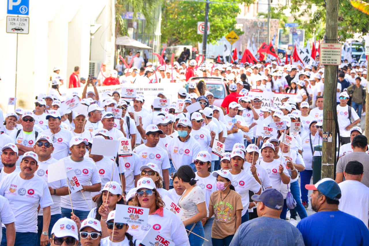 Más de 4,500 personas desfilan por el “Día del Trabajo” en Playa del Carmen