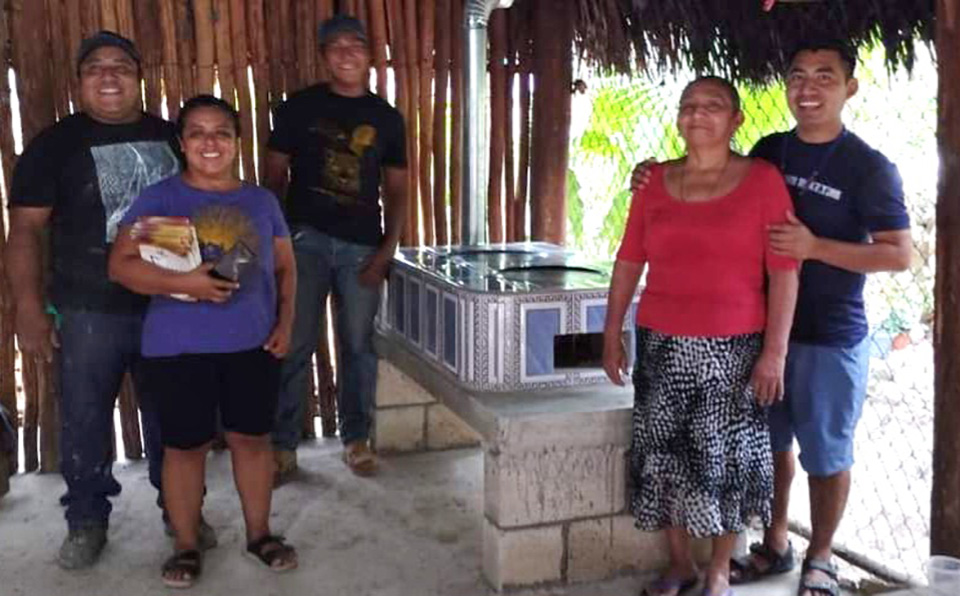 Familias mayas, beneficiadas con estufas ecológicas
