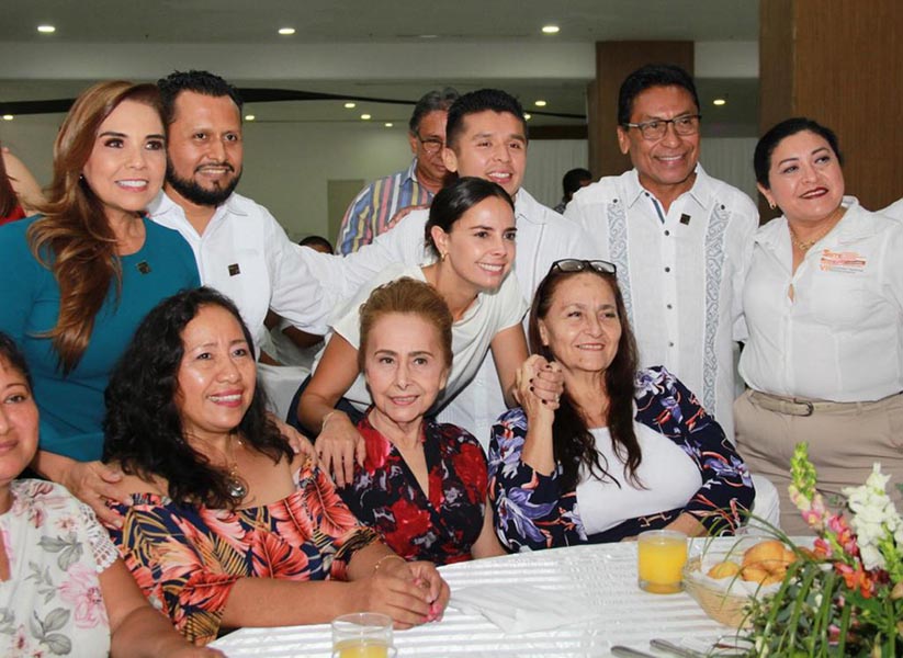 Ayuntamiento reconoce labor de maestros cancunenses