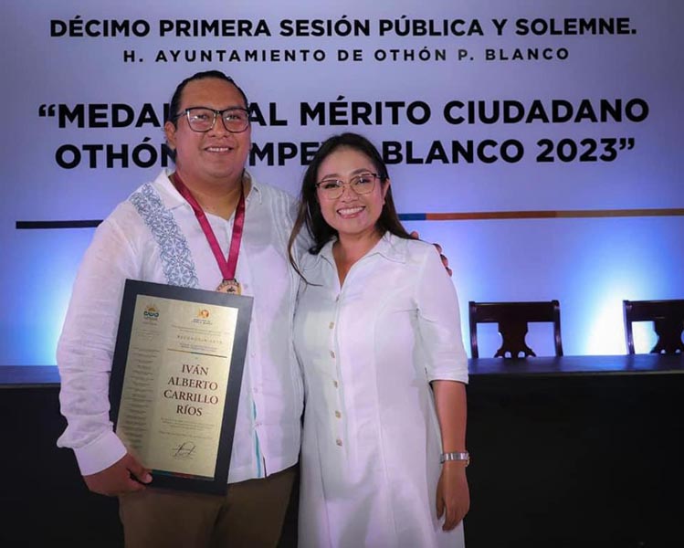 Iván Carrillo recibe la Medalla al Mérito Ciudadano en Chetumal