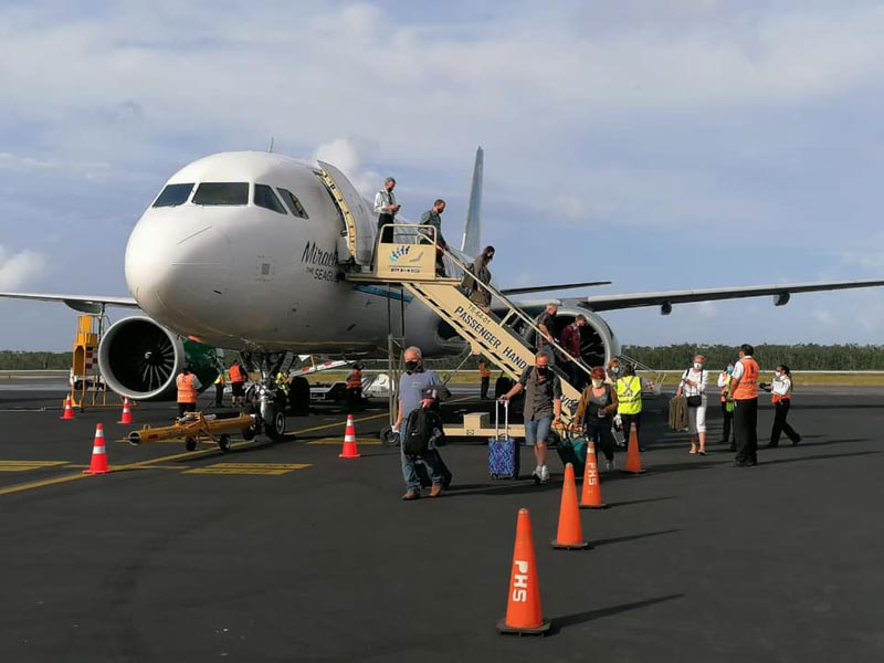Fuertes lluvias en Cancún alteran operaciones en aeropuerto
