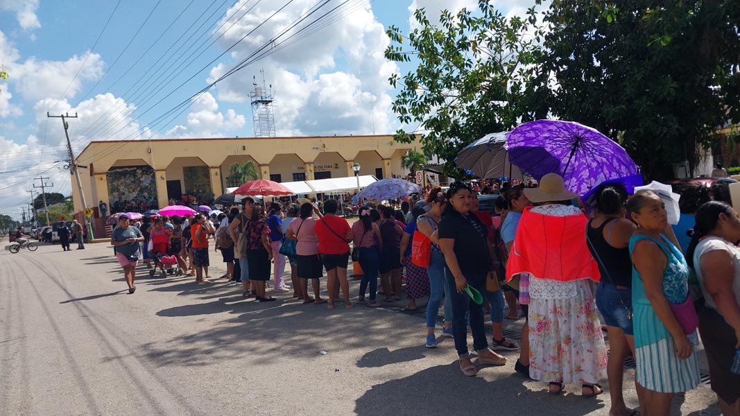Taxistas de Lázaro Cárdenas se suman a cuidado de mujeres beneficiarias de apoyos