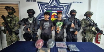 Dos jóvenes armados, capturados con droga