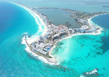 Constante alza de conectividad aérea consolida a Cancún como líder turístico