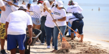 Entregan equipo para la limpieza de playas de Puerto Morelos