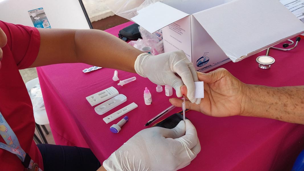 Cientos de pobladores de Lázaro Cárdenas salen negativos de pruebas de VIH y Sífilis