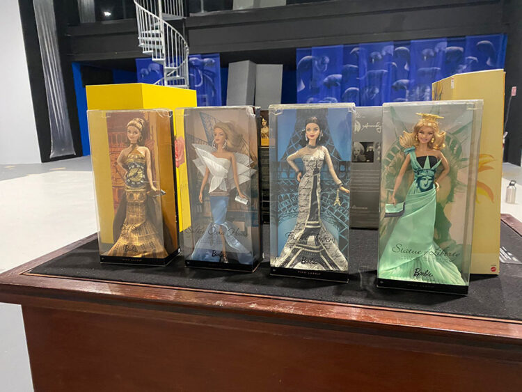 Preparan exhibición de muñecas Barbie en la Mega escultura de Chetumal