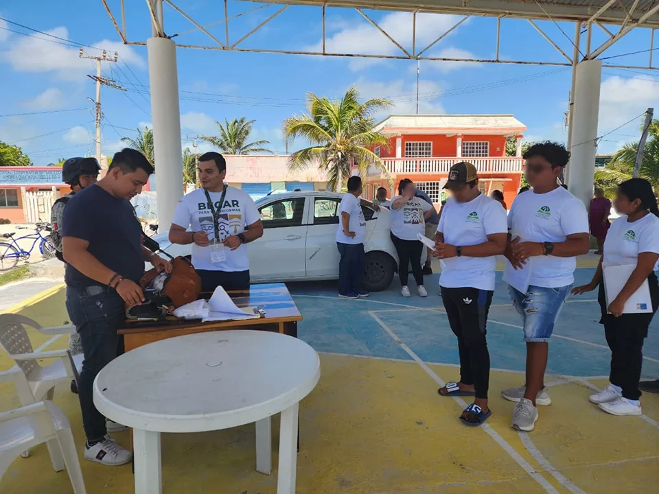 Apoya la policía a estudiantes que reciben becas en Xcalak