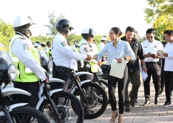 Alcaldesa Ana Patricia Peralta encabeza pase de lista de policías de Cancún