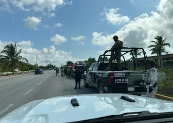 Amagan taxistas con bloquear la carretera Cancún-Tulum