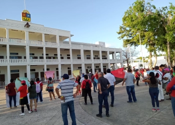 Marchan inconformes en Chetumal contra eventual regreso de ex líder sindical