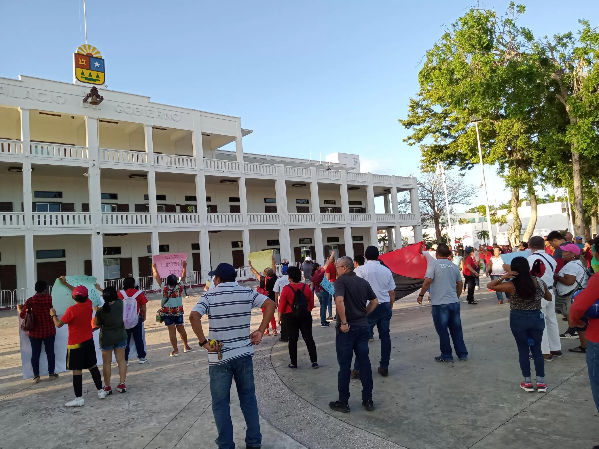 Marchan inconformes en Chetumal contra eventual regreso de ex líder sindical