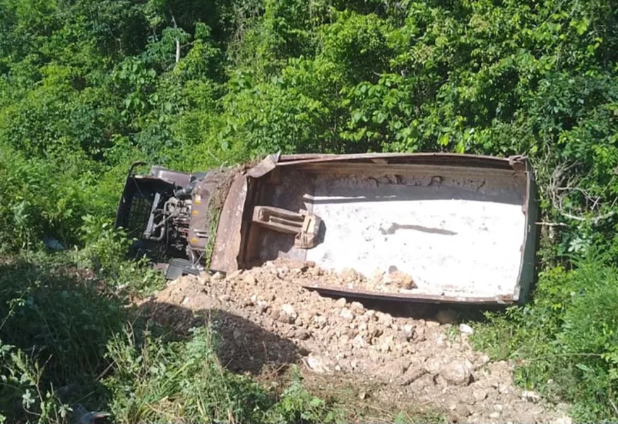 Se accidenta en Felipe Carrillo Puerto volquete que trabaja en obras del Tren Maya