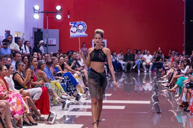 Pasarela de alta costura como parte de los festejos por 30 Aniversario de Solidaridad