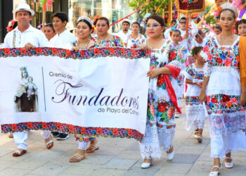 Con procesión el gremio Fundadores participa en la Feria del Carmen