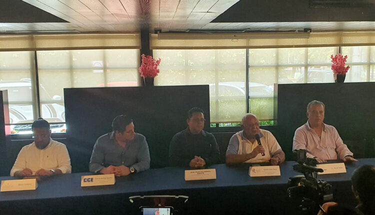 Empresarios de Quintana Roo piden frenar iniciativa de ley que criminaliza consumo de alcohol 