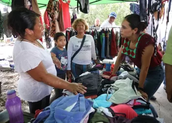 Alcaldesa supervisa cumplimiento de normas en tianguis de Cancún