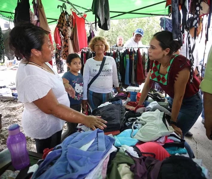 Alcaldesa supervisa cumplimiento de normas en tianguis de Cancún