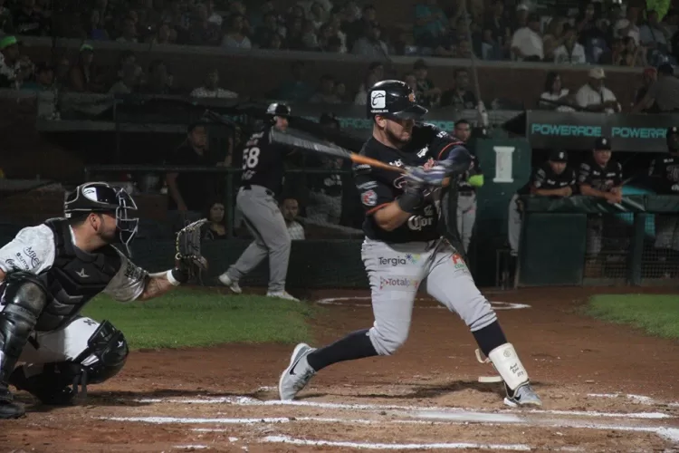 Domestican con el sarape a los Tigres en Saltillo