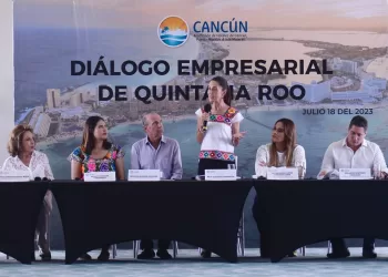 Acompaña Anahí González a Claudia Sheinbaum en su visita a Cancún