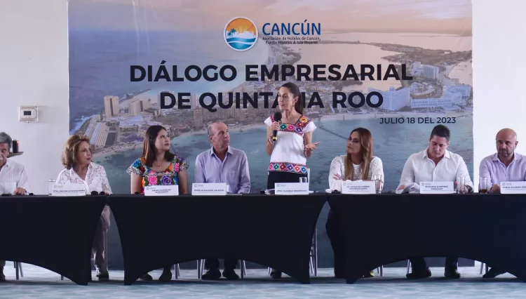 Acompaña Anahí González a Claudia Sheinbaum en su visita a Cancún