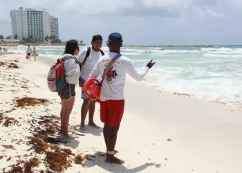 Listo operativo de seguridad para bañistas en las playas de Cancún