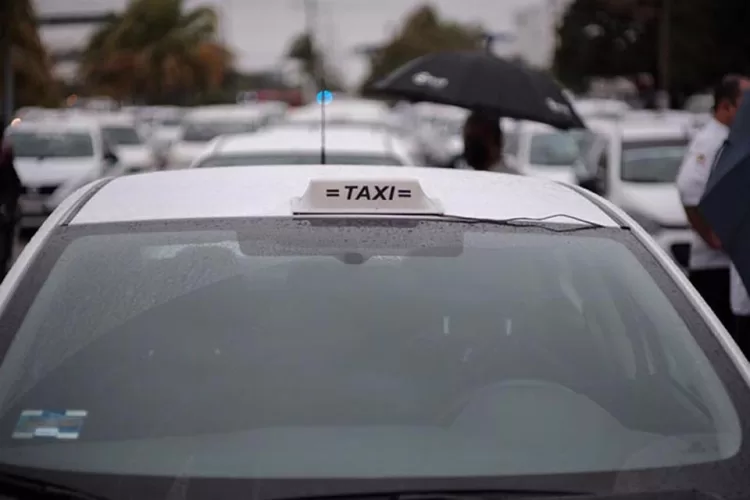 Taxista baja a una mujer y la deja tirada sobre una banqueta