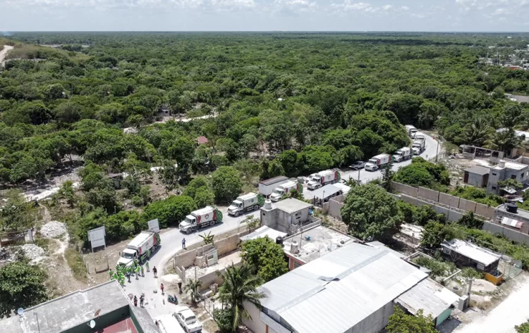 Vecinos bloquean paso de camiones recolectores al nuevo basurero de Cancún