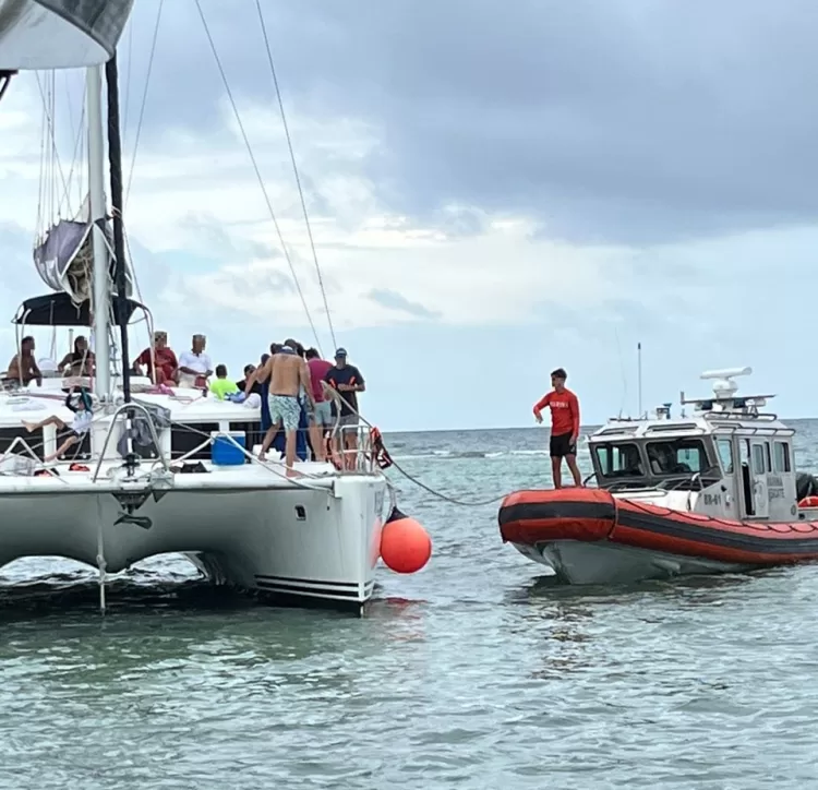 Rescatan a 23 personas que iban en una embarcación que encalló en Mahahual