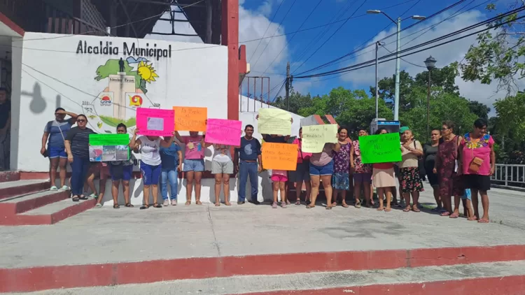 Habitantes de Nicolás Bravo exigen destitución de su alcaldesa, Cristina Amayrani
