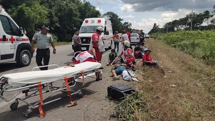 Accidente carretero en Felipe Carrillo Puerto con saldo de un muerto y varios lesionados