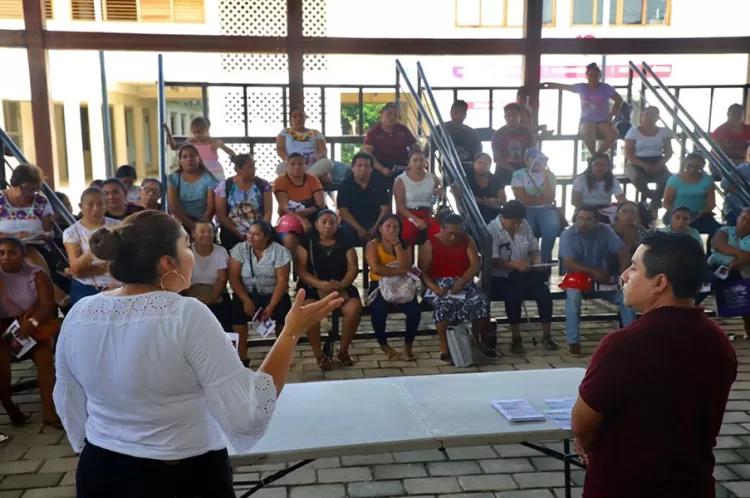 Artesanos de Felipe Carrillo Puerto reciben capacitación para acceder a financiamientos.